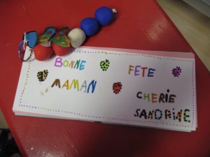 Un porte-clé avec un "grigri papillon" et un carnet de "bons" pour rendre des petits services à maman