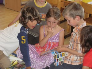 Déballage de petits cadeaux apportés par les enfants