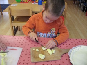 Couper les pommes en petits morceaux
