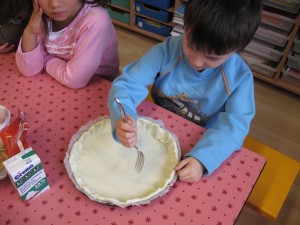 Piquer la pâte avec une fourchette