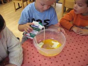 Verser de la crème dans le bol