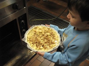 Mettre le gâteau au four pour le cuire