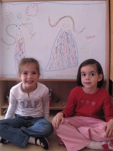 Léa et Clémence très fières devant leur tableau !
