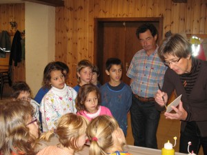 Françoise Gross, peintre, initie les enfants à de nouvelles techniques