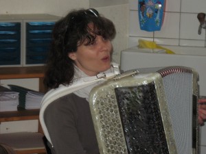Célina Ramsauer (compositrice et interprète) chante et sensibilise les enfants sur "Les différences"