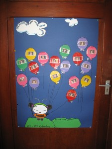 Nous avons découpé... collé... décoré... notre panneau de bienvenue avec Pucca