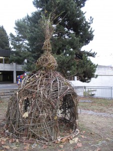 En bois tressé, la cabane dont on rêvait... en attente de finition