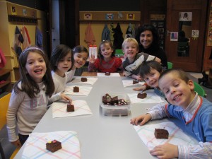 Cindy, l'éducatrice d'Alexis, a passé un après-midi avec nous à l'école... beaucoup de fierté et de joie pour lui... et des petits gourmands ravis de goûter aux délicieux pavés au chocolat confectionnés par Cindy 
