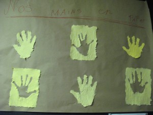 Des mains pour donner.... avec du papier fait par les enfants