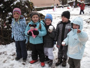 A la récré, avec les enfants dans la neige... youpie !!