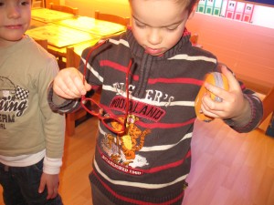 Maxime sort sa surprise : de belles lunettes rouges