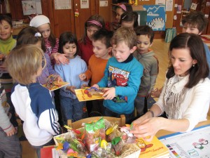 Timéo distribue un livre et des friandises pour chacun