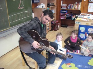 Une belle guitare et des doigts agiles pour accompagner nos chants