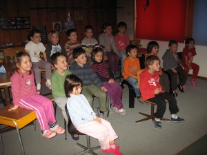 Les enfants captivés par ce dessin animé plein de sentiments et de belles images
