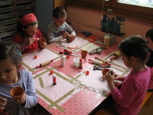 Atelier bricolage : regardez comme ils mettent beaucoup de "coeur" à l'ouvrage !