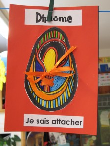 Eh ! Oui ! Les 2èmes enfantines n'ont plus de secret pour les noeuds et les boucles !