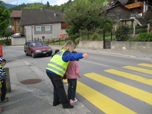 S'arrêter, regarder, écouter, puis traverser sans courir si il n'y a pas de voiture!