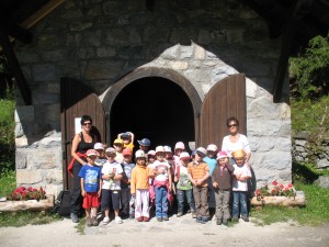 Ouf ! Enfin arrivés... petite pause devant la chapelle de Van d'en Haut ! Et maintenant en route pour dévorer le bon pique-nique préparé par maman...