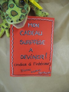 La maîtresse nous lit la carte accrochée au cou de Ratatouille