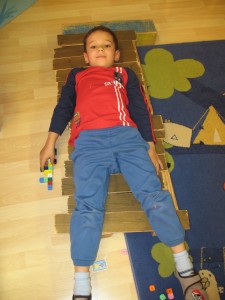Samuel s'est construit un lit... est-il fatigué ?