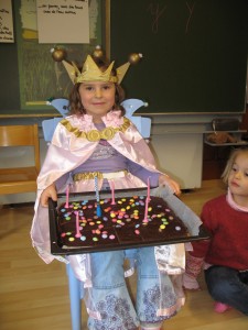Très fière, elle a mis le costume de princesse et s'est assise sur la chaise des "ROIS du JOUR"
