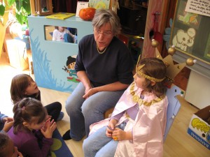 Sa grand-maman nous a raconté le conte marocain d'Aïcha. Les enfants ont été très attentifs et conquis... MERCI grand-maman !