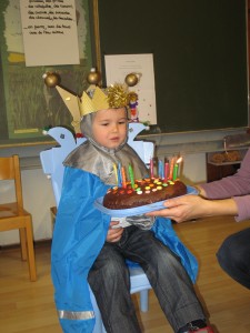 Benjamin 5 ans (le 1 novembre) a du souffler plusieurs fois pour réussir à éteindre les nombreuses bougies
