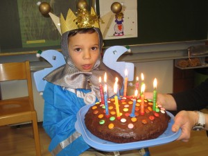 Samuel (6ans) a réussi d'un seul coup à éteindre les 11 bougies