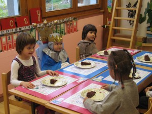 On attend patiemment que tous les enfants soient servis pour croquer à pleines dents le succulent gâteau