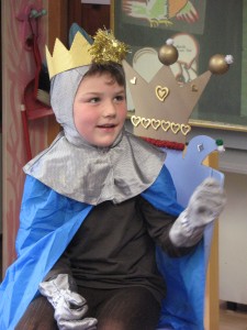 Très fier sur sa chaise de ROI !