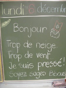 Il y a un petit mot au tableau... c'st sûrement St Nicolas car il y a son dessin.