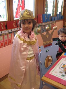 A florine dans son costume de princesse nous disons : BON ANNIVERSAIRE !! 