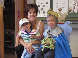 Avec son petit frère Gaëtan et sa maman Muriel