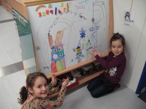 "Viens maîtresse, voir notre beau dessin !" Bravo Naomi et Lucie !!