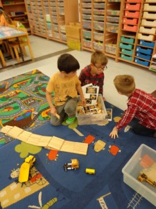 TImothy, Adrien et Nolan construisent un pont.