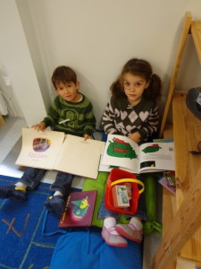 Ismaël et Lilas bouquinent